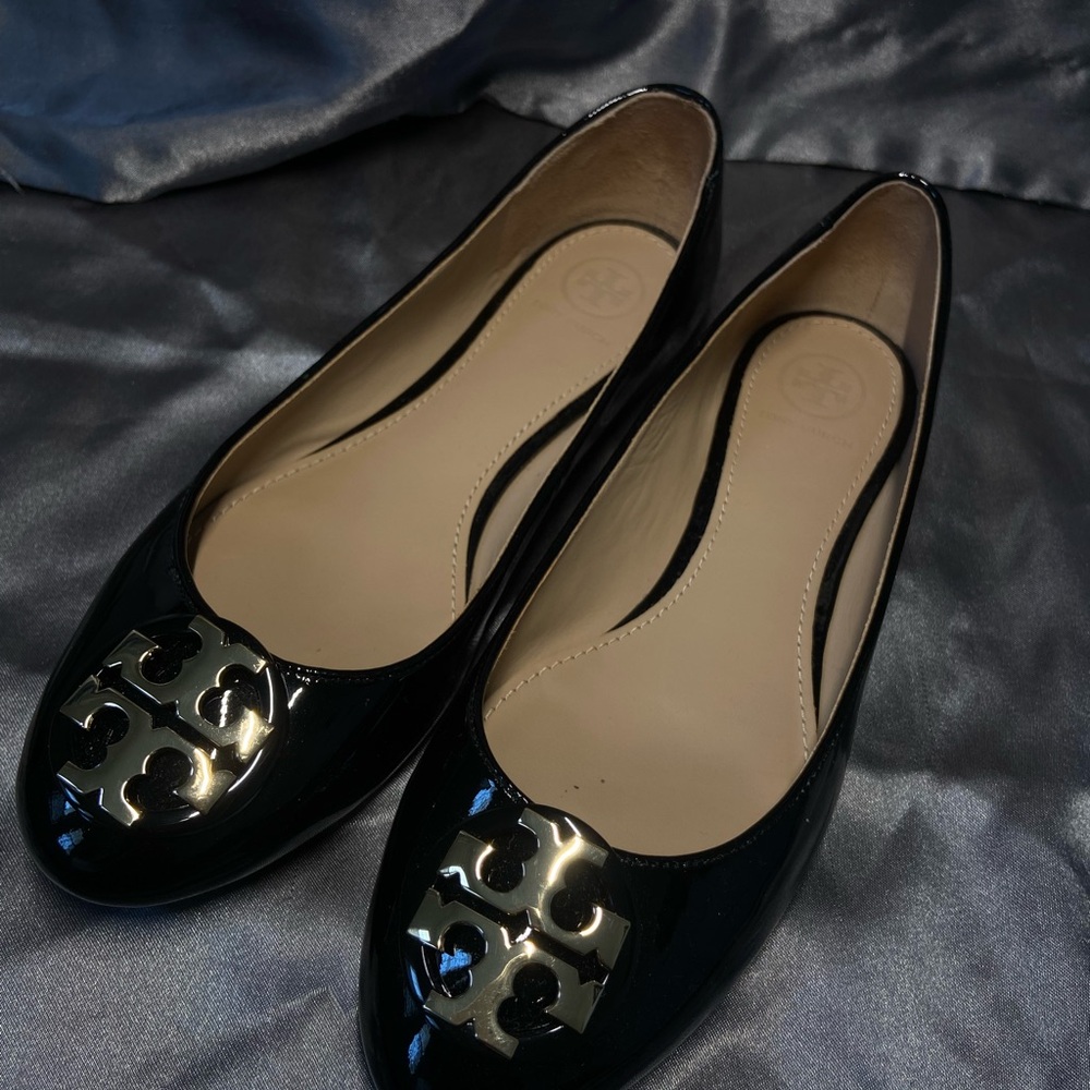 7.5 Tory Burch Black Patent Flats with Gold Logo